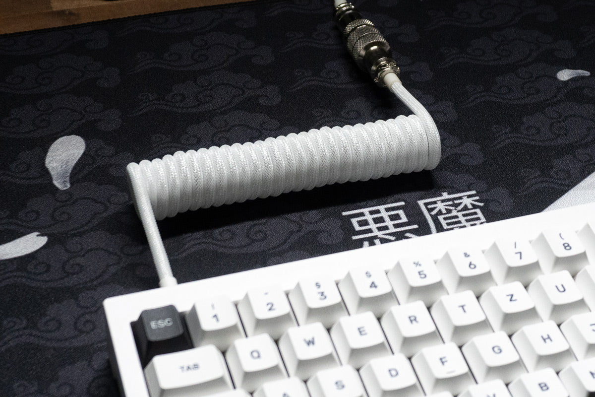 Lootcifer Coiled cable white middle view connected to ikigai keyboard 