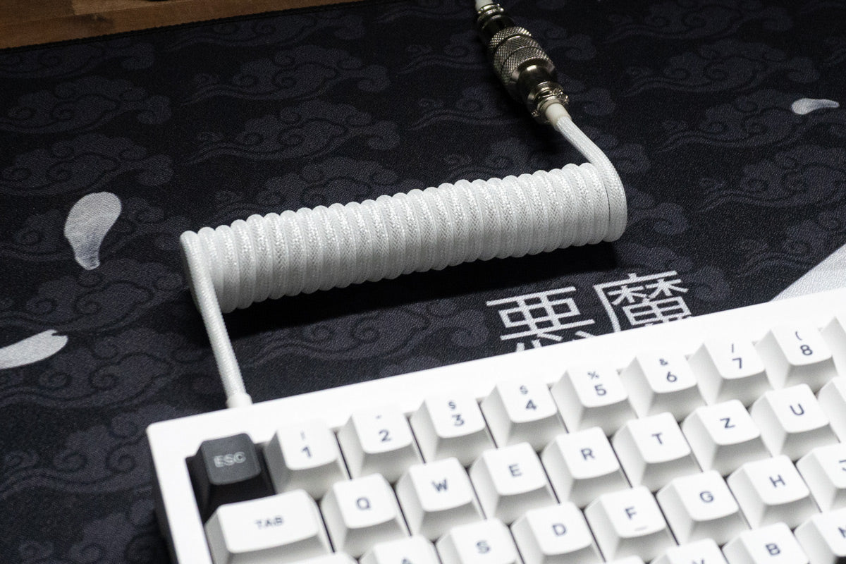 Lootcifer Coiled cable white middle view connected to ikigai keyboard